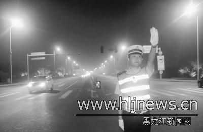 松花江公路大桥“封桥” 记者体验过江
