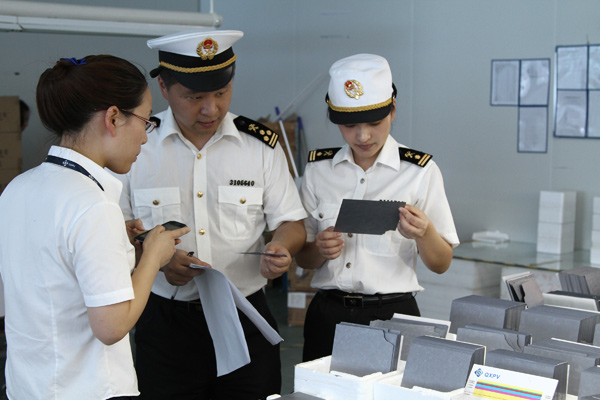 图为:象山海关关员在启鑫公司进行调研 王珂琼/摄